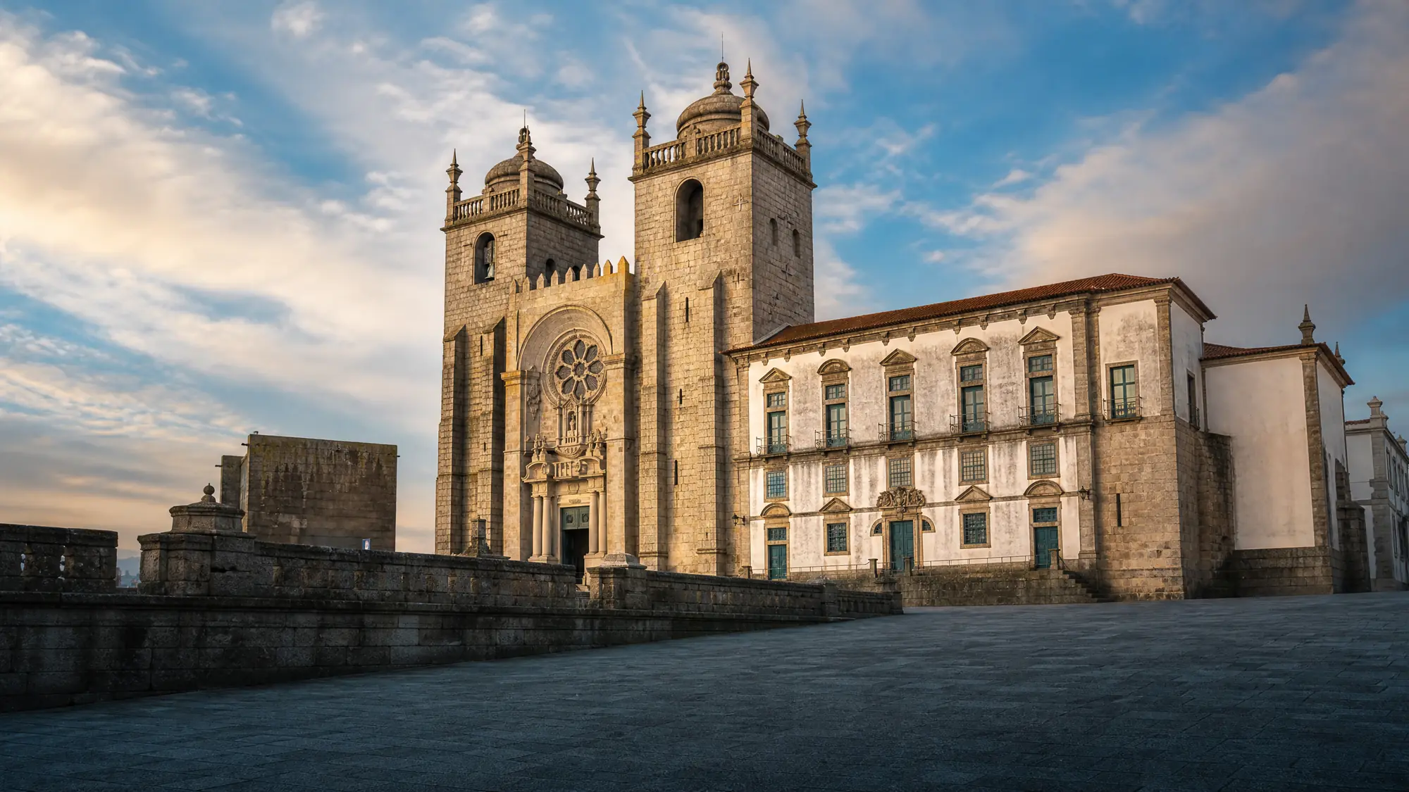 Die Kathedrale von Porto ist eine römisch-katholische Kirche aus dem 12. Jahrhundert. Sie verfügt über ein kostenfrei zugängliches Hauptschiff und einen kostenpflichtigen gotischen Kreuzgang, der für seine blau-weißen Azulejo-Fliesen berühmt ist.
