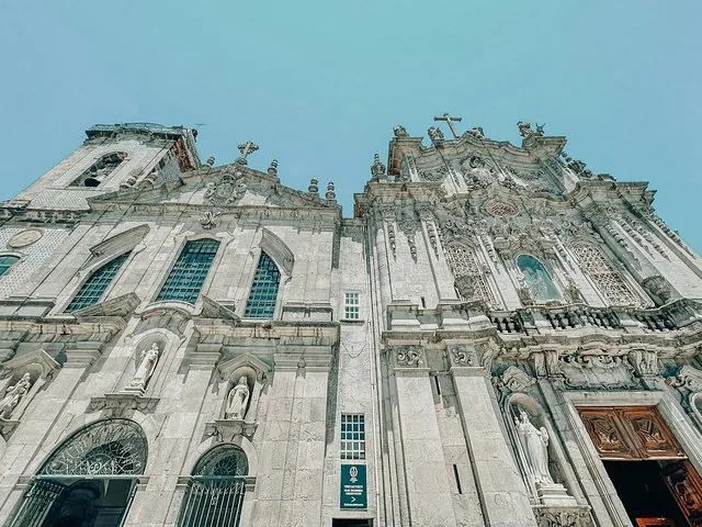 Blick von unten auf die detaillierte Steinfassade der Kathedrale von Porto