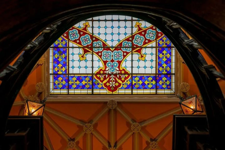 Bellissima vetrata colorata sul soffitto della storica Livraria Lello
