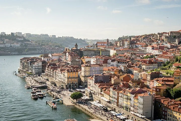 Panoramablick auf die bunten Gebäude von Porto entlang des Flusses Douro