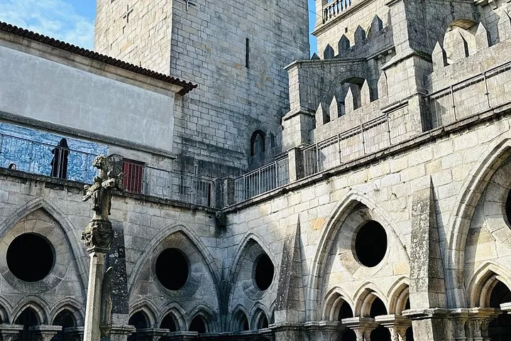 Gotischer Steinkreuzgang und ein Kreuz im Innenhof der Kathedrale von Porto