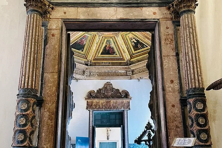 Blick durch ein prächtiges Marmorportal in der Kathedrale von Porto auf eine bemalte Decke
